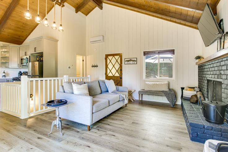 Elegant gestaltetes Wohnzimmer mit moderner Einrichtung in einer Wohnung im Building West Victoria Court - evolve-1 - 1624518 in Lake Arrowhead, Lake Arrowhead Elegant gestaltetes Wohnzimmer mit moderner Einrichtung in einer Wohnung im Building West Victoria Court - evolve-1 - 1624518 in Lake Arrowhead, Lake Arrowhead