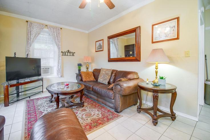 Salle de séjour élégante avec mobilier moderne dans un appartement à Building North L Street - evolve-1 - 1608044 à Fort Smith, Fort Smith Salle de séjour élégante avec mobilier moderne dans un appartement à Building North L Street - evolve-1 - 1608044 à Fort Smith, Fort Smith