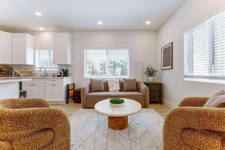Elegant gestaltetes Wohnzimmer mit moderner Einrichtung in einer Wohnung im Building South Plymouth Boulevard - evolve-1 - 1641624 in Los Angeles, Los Angeles Elegant gestaltetes Wohnzimmer mit moderner Einrichtung in einer Wohnung im Building South Plymouth Boulevard - evolve-1 - 1641624 in Los Angeles, Los Angeles