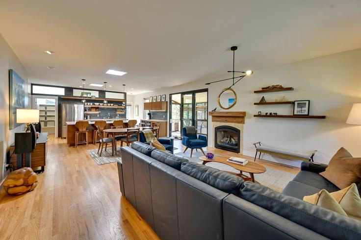 Building Northwest Torrey Pines Drive - evolve-1 - 1626448 adresindeki bir dairede modern mobilyalarla zarif bir şekilde tasarlanmış oturma odası Bend, Bend Building Northwest Torrey Pines Drive - evolve-1 - 1626448 adresindeki bir dairede modern mobilyalarla zarif bir şekilde tasarlanmış oturma odası Bend, Bend