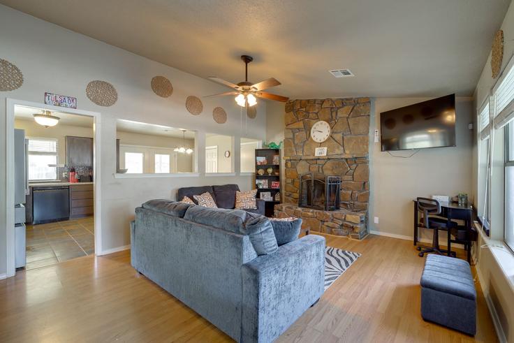 Elegant gestaltetes Wohnzimmer mit moderner Einrichtung in einer Wohnung im Building East 3rd Place - evolve-1 - 1610318 in Tulsa, Tulsa Elegant gestaltetes Wohnzimmer mit moderner Einrichtung in einer Wohnung im Building East 3rd Place - evolve-1 - 1610318 in Tulsa, Tulsa