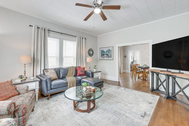 Elegante sala de estar con mobiliario moderno en un apartamento en Building 34th Street South - evolve-1 - 1626440 en Birmingham, Birmingham Elegante sala de estar con mobiliario moderno en un apartamento en Building 34th Street South - evolve-1 - 1626440 en Birmingham, Birmingham