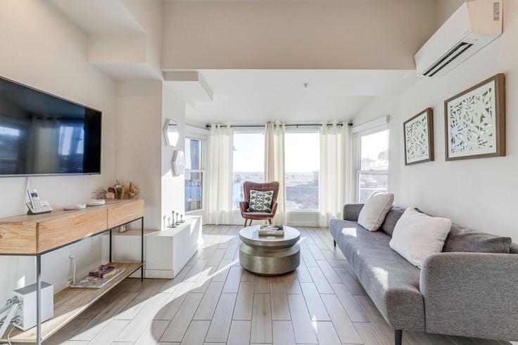 Elegant gestaltetes Wohnzimmer mit moderner Einrichtung in einer Wohnung im Building Ocean Front Walk - evolve-1 - 1642771 in Santa Monica, Santa Monica Elegant gestaltetes Wohnzimmer mit moderner Einrichtung in einer Wohnung im Building Ocean Front Walk - evolve-1 - 1642771 in Santa Monica, Santa Monica