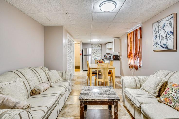 Sala de estar elegantemente projetada com móveis modernos em um apartamento no Building Winter Street - evolve-1 - 1641618 em Saugus, Saugus Sala de estar elegantemente projetada com móveis modernos em um apartamento no Building Winter Street - evolve-1 - 1641618 em Saugus, Saugus