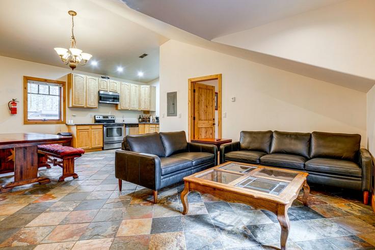 Sala de estar elegantemente projetada com móveis modernos em um apartamento no Building Comstock Drive - evolve-1 - 1644579 em Truckee, Truckee Sala de estar elegantemente projetada com móveis modernos em um apartamento no Building Comstock Drive - evolve-1 - 1644579 em Truckee, Truckee