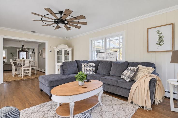 Elegant gestaltetes Wohnzimmer mit moderner Einrichtung in einer Wohnung im Building Blossom Bend - evolve-1 - 1546349 in Mattituck, Southold