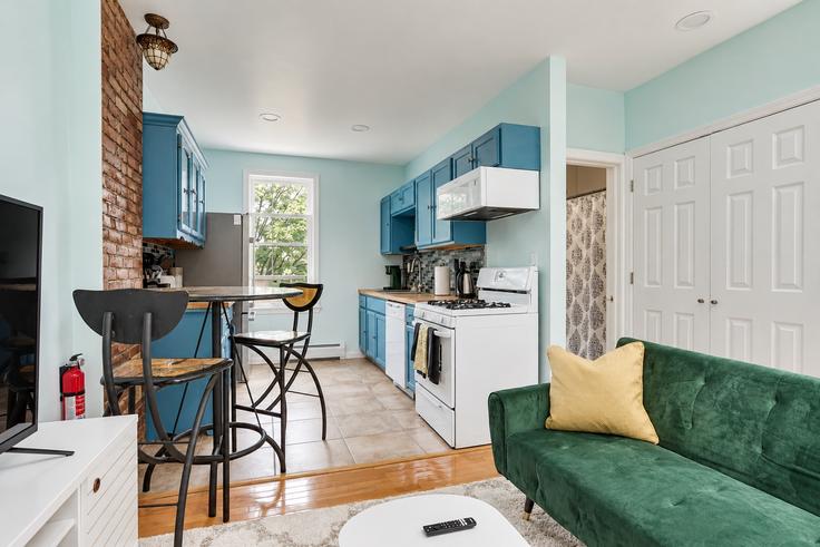 Elegant gestaltetes Wohnzimmer mit moderner Einrichtung in einer Wohnung im Building Monitor Street - evolve-1 - 1609849 in Jersey City, Jersey City Elegant gestaltetes Wohnzimmer mit moderner Einrichtung in einer Wohnung im Building Monitor Street - evolve-1 - 1609849 in Jersey City, Jersey City