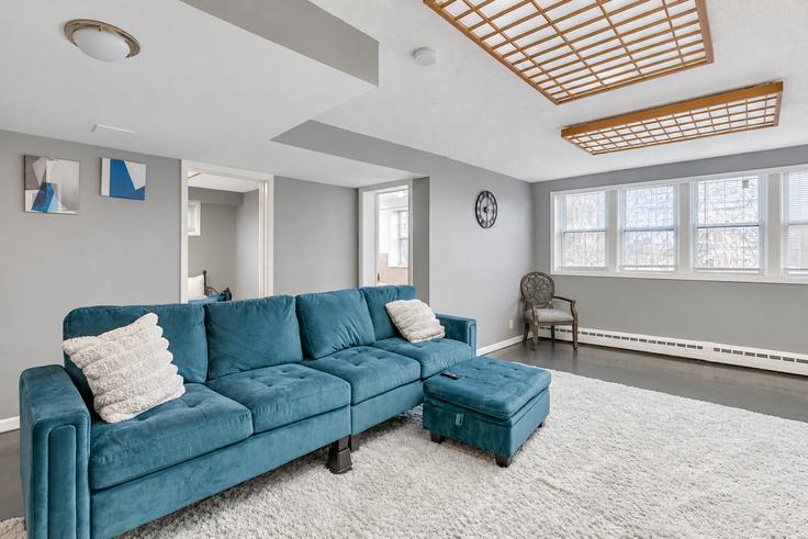 Sala de estar elegantemente projetada com móveis modernos em um apartamento no Building Gifford Avenue - evolve-1 - 1546496 em Jersey City, Jersey City Sala de estar elegantemente projetada com móveis modernos em um apartamento no Building Gifford Avenue - evolve-1 - 1546496 em Jersey City, Jersey City