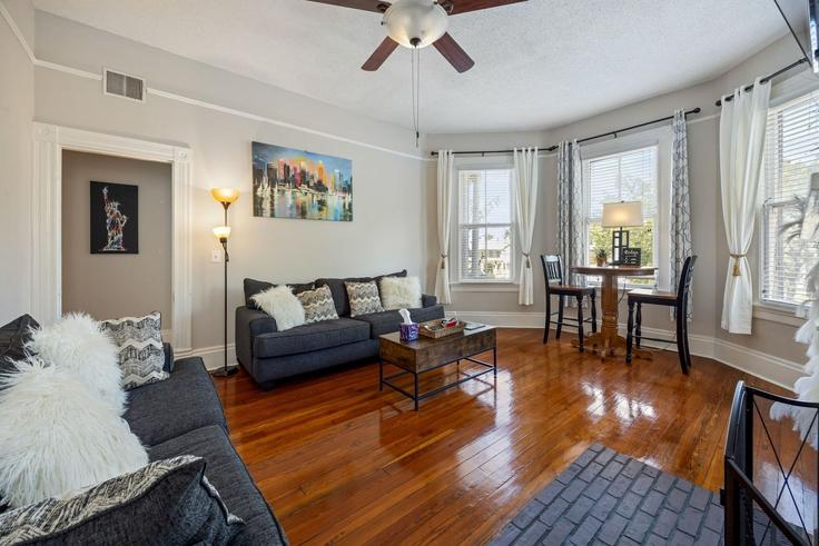 Elegant gestaltetes Wohnzimmer mit moderner Einrichtung in einer Wohnung im Building Greene Street - evolve-1 - 1605368 in Augusta, Augusta
