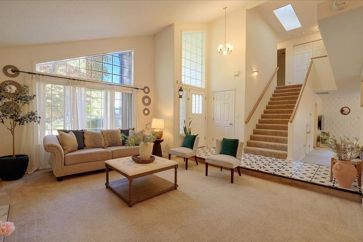 Salle de séjour élégante avec mobilier moderne dans un appartement à Building Northeast Zachary Street - evolve-1 - 1648389 à Hillsboro, Hillsboro Salle de séjour élégante avec mobilier moderne dans un appartement à Building Northeast Zachary Street - evolve-1 - 1648389 à Hillsboro, Hillsboro