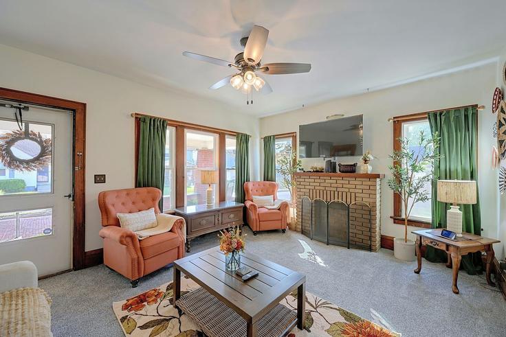 Elegante sala de estar con mobiliario moderno en un apartamento en Building Roslyn Avenue Northwest - evolve-1 - 1694729 en Canton, Canton