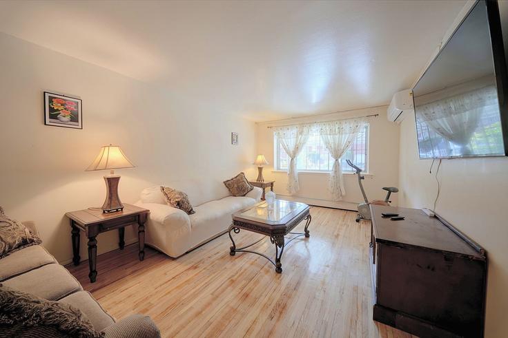 Sala de estar elegantemente projetada com móveis modernos em um apartamento no Building East 213th Street - evolve-1 - 1697174 em The Bronx, New York