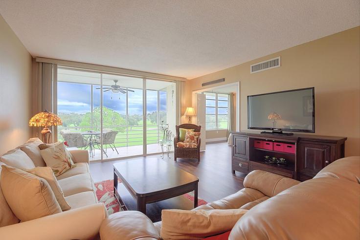 Salle de séjour élégante avec mobilier moderne dans un appartement à Building West Country Club Drive - evolve-1 - 1695023 à Sarasota, Sarasota Salle de séjour élégante avec mobilier moderne dans un appartement à Building West Country Club Drive - evolve-1 - 1695023 à Sarasota, Sarasota