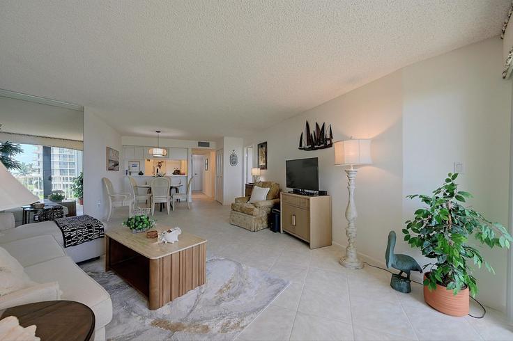 Salle de séjour élégante avec mobilier moderne dans un appartement à Building Seaview Court - evolve-1 - 1697176 à Marco Island, Marco Island Salle de séjour élégante avec mobilier moderne dans un appartement à Building Seaview Court - evolve-1 - 1697176 à Marco Island, Marco Island