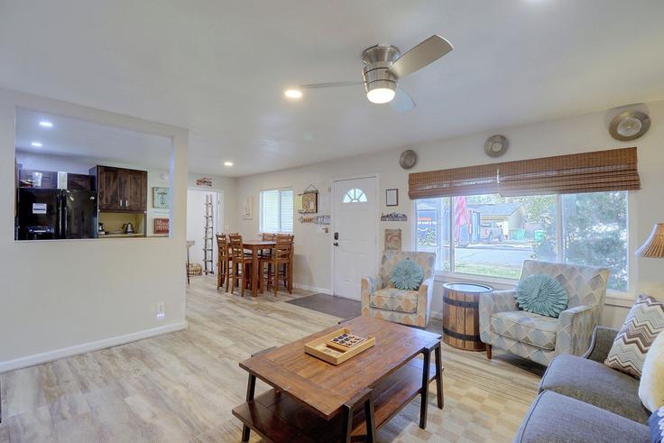 Carson City Carson CityのBuilding Willard Lane - evolve-1 - 1697171のアパートメントにある、モダンな家具を備えたエレガントなデザインのリビングルーム