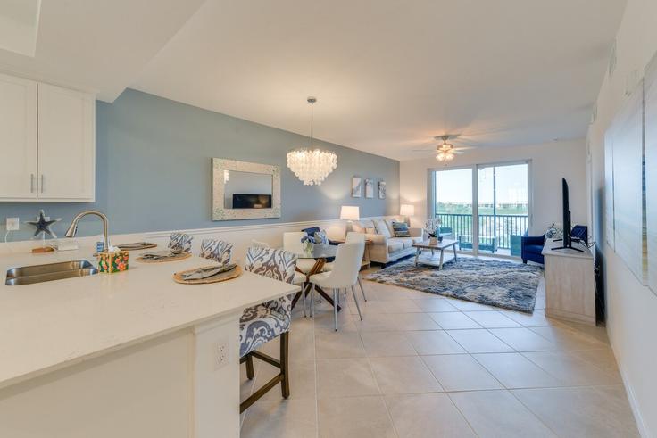 Salle de séjour élégante avec mobilier moderne dans un appartement à Building Wellen Golf Street - evolve - 1385595 à North Port, North Port