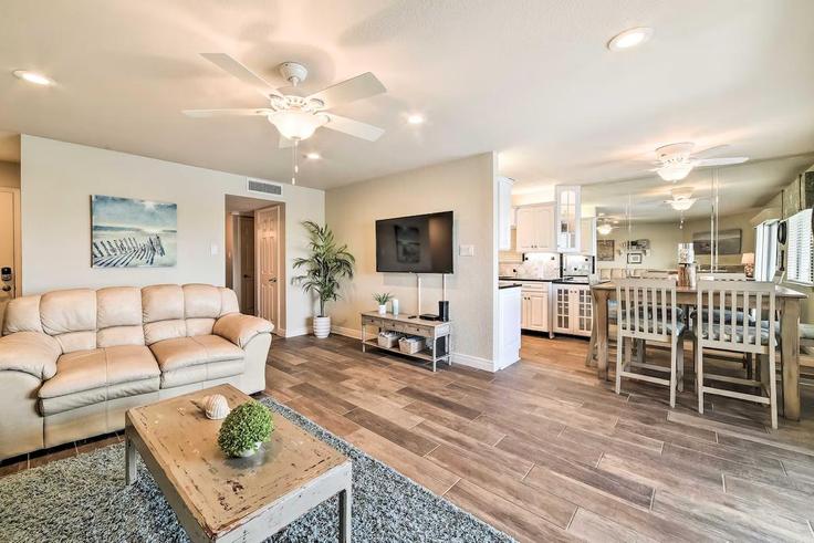 Elegant gestaltetes Wohnzimmer mit moderner Einrichtung in einer Wohnung im Building Fortuna Bay Drive - evolve - 1385844 in Corpus Christi, Corpus Christi Elegant gestaltetes Wohnzimmer mit moderner Einrichtung in einer Wohnung im Building Fortuna Bay Drive - evolve - 1385844 in Corpus Christi, Corpus Christi