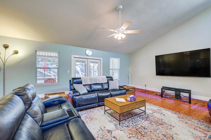 Sala de estar elegantemente projetada com móveis modernos em um apartamento no Building Brixton - evolve - 1386179 em San Antonio, San Antonio Sala de estar elegantemente projetada com móveis modernos em um apartamento no Building Brixton - evolve - 1386179 em San Antonio, San Antonio