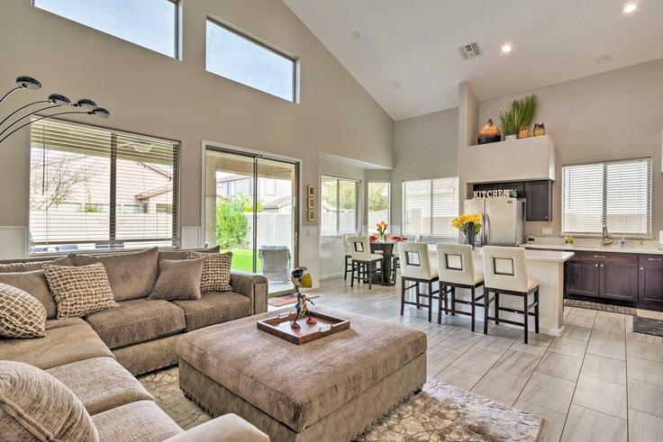 Elegant gestaltetes Wohnzimmer mit moderner Einrichtung in einer Wohnung im Building West Hayward Avenue - evolve - 1385818 in Glendale, Glendale