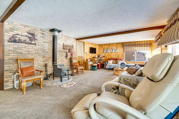 Elegant gestaltetes Wohnzimmer mit moderner Einrichtung in einer Wohnung im Building Chumstick Highway - evolve - 1385831 in Leavenworth, Leavenworth