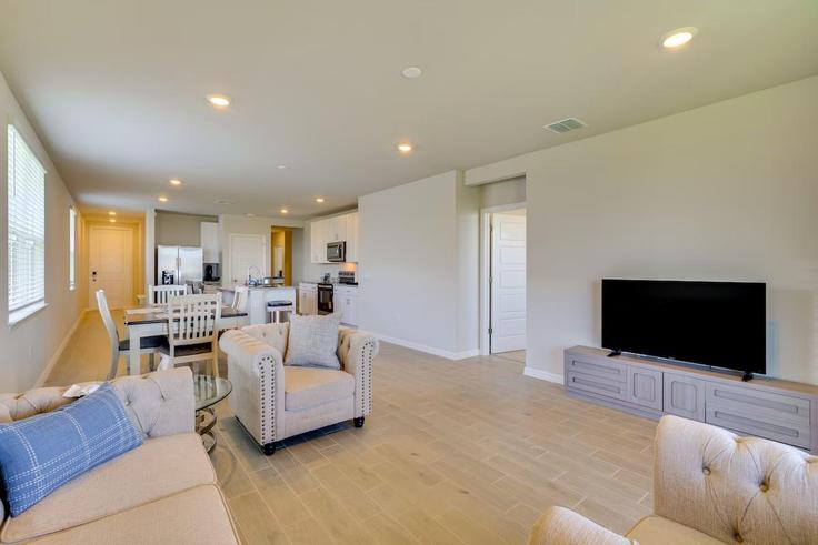 Sala de estar elegantemente projetada com móveis modernos em um apartamento no Building Diamond Trail - evolve - 1385870 em Punta Gorda, Punta Gorda