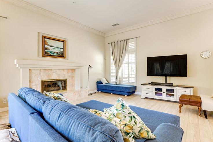 Oceanside, Oceanside에 위치한 Building Samoa Way - evolve - 1308152 유닛의 세련된 인테리어가 돋보이는 거실 Oceanside, Oceanside에 위치한 Building Samoa Way - evolve - 1308152 유닛의 세련된 인테리어가 돋보이는 거실