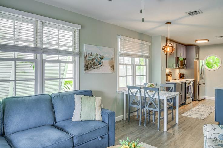 Elegant gestaltetes Wohnzimmer mit moderner Einrichtung in einer Wohnung im Building Merganser Lane - evolve - 1307038 in Key West, Key West