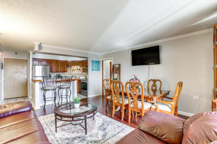 Elegant gestaltetes Wohnzimmer mit moderner Einrichtung in einer Wohnung im Building Speer Boulevard - evolve - 1385905 in Denver, Denver Elegant gestaltetes Wohnzimmer mit moderner Einrichtung in einer Wohnung im Building Speer Boulevard - evolve - 1385905 in Denver, Denver