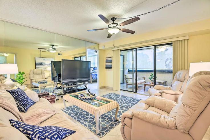 Elegant gestaltetes Wohnzimmer mit moderner Einrichtung in einer Wohnung im Building Midnight Pass Road - evolve - 1385908 in Siesta Key, Siesta Key