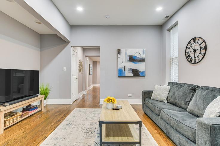 Elegant gestaltetes Wohnzimmer mit moderner Einrichtung in einer Wohnung im Building West Chicago Avenue - evolve - 1306858 in Chicago, Chicago