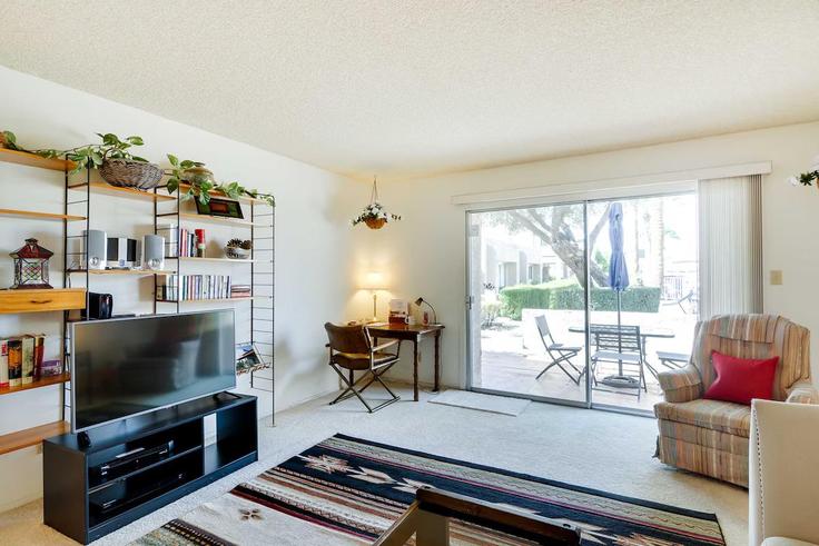 Elegant gestaltetes Wohnzimmer mit moderner Einrichtung in einer Wohnung im Building South Desert Palm - evolve - 1385846 in Mesa, Mesa