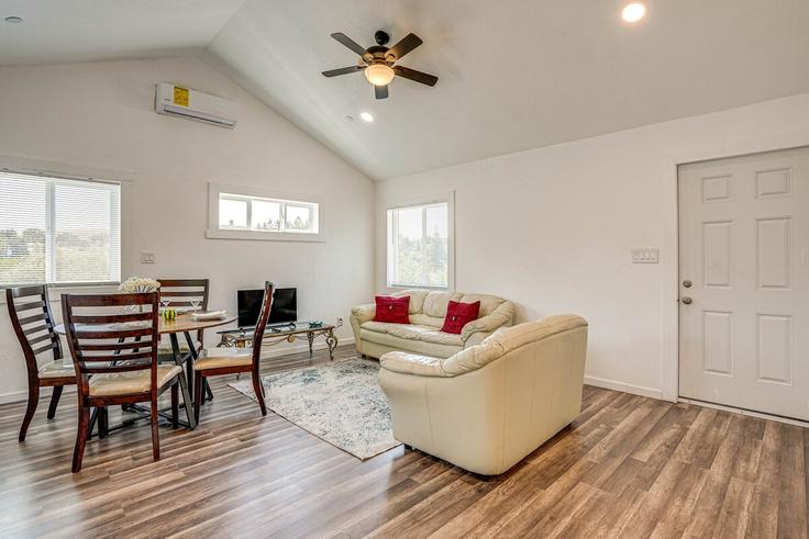 Concord ConcordのBuilding Sunrise Hill - evolve - 1305282のアパートメントにある、モダンな家具を備えたエレガントなデザインのリビングルーム Concord ConcordのBuilding Sunrise Hill - evolve - 1305282のアパートメントにある、モダンな家具を備えたエレガントなデザインのリビングルーム