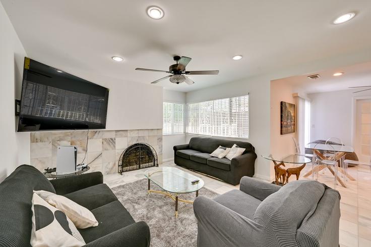 Salle de séjour élégante avec mobilier moderne dans un appartement à Building Spanish Oak Place - evolve - 1307533 à El Cajon, El Cajon