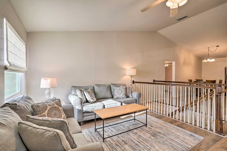 Salle de séjour élégante avec mobilier moderne dans un appartement à Building Cobia Drive Southeast - evolve - 1385932 à St. Petersburg, St. Petersburg