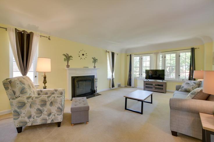 Chicago, Chicago에 위치한 Building South Claremont Avenue - evolve - 1305927 유닛의 세련된 인테리어가 돋보이는 거실 Chicago, Chicago에 위치한 Building South Claremont Avenue - evolve - 1305927 유닛의 세련된 인테리어가 돋보이는 거실