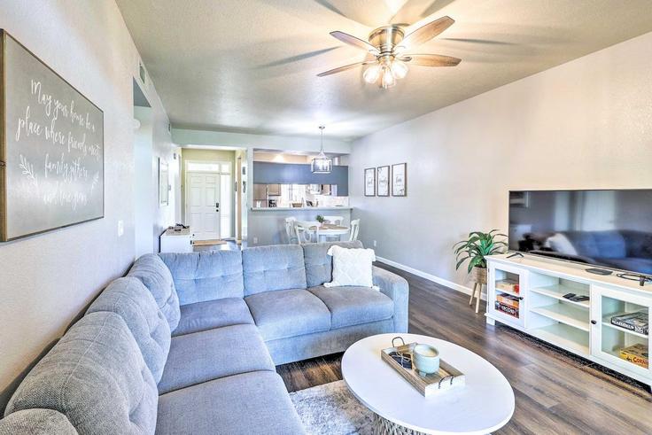 Sala de estar elegantemente projetada com móveis modernos em um apartamento no Building West Beardsley Road - evolve - 1385774 em Glendale, Glendale