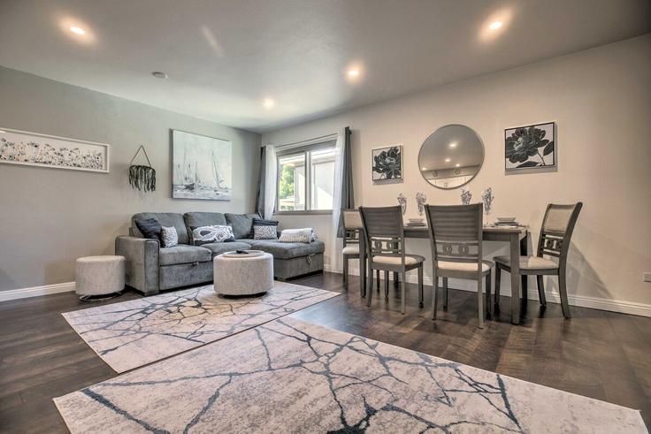 Building Worden Street - evolve - 1308473 adresindeki bir dairede modern mobilyalarla zarif bir şekilde tasarlanmış oturma odası San Diego, San Diego