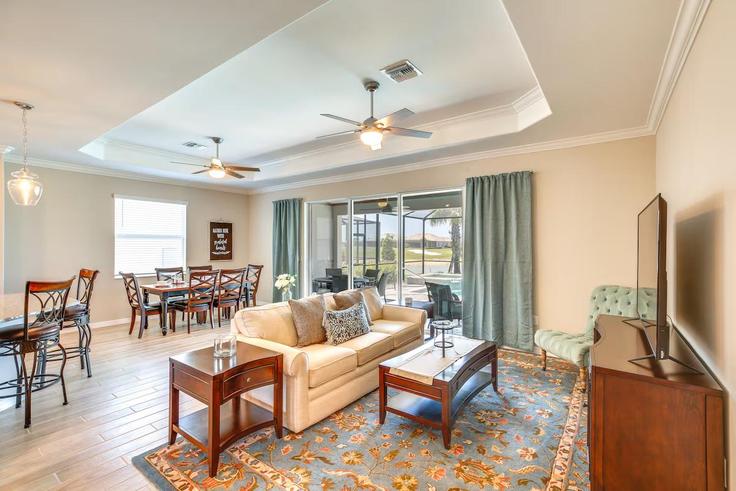 Sala de estar elegantemente projetada com móveis modernos em um apartamento no Building Leaning Pine Lane - evolve - 1385612 em Punta Gorda, Punta Gorda