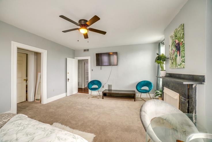 Pittsburgh PittsburghのBuilding Towers Terrace - evolve - 1386064のアパートメントにある、モダンな家具を備えたエレガントなデザインのリビングルーム