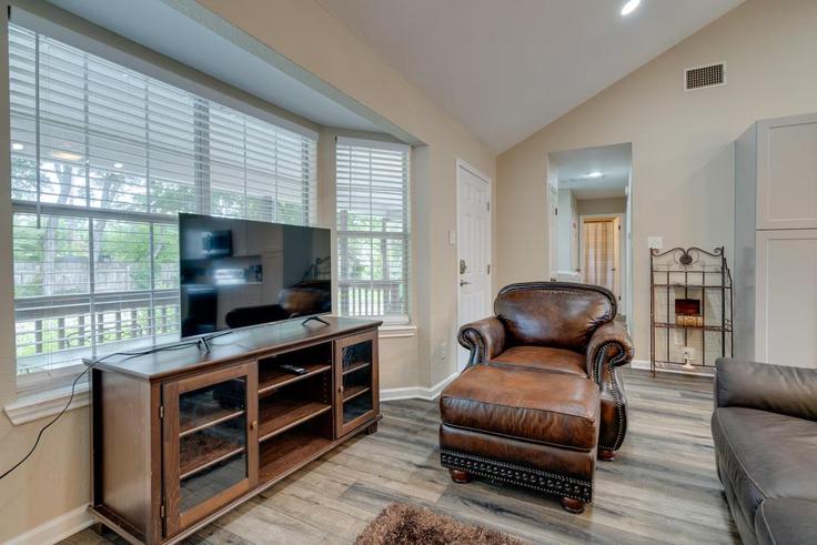 Austin AustinのBuilding Wheless Lane - evolve - 1385797のアパートメントにある、モダンな家具を備えたエレガントなデザインのリビングルーム