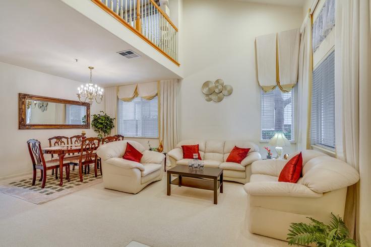 Hayward, Hayward에 위치한 Building Green Wood Road - evolve - 1305057 아파트의 세련된 인테리어가 돋보이는 거실 Hayward, Hayward에 위치한 Building Green Wood Road - evolve - 1305057 아파트의 세련된 인테리어가 돋보이는 거실