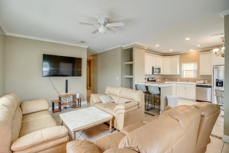 Building West 2nd Court - evolve - 1307150 adresindeki bir dairede modern mobilyalarla zarif bir şekilde tasarlanmış oturma odası Key Largo, Key Largo Building West 2nd Court - evolve - 1307150 adresindeki bir dairede modern mobilyalarla zarif bir şekilde tasarlanmış oturma odası Key Largo, Key Largo