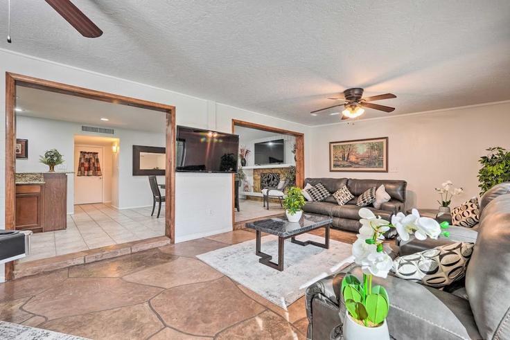 Elegant gestaltetes Wohnzimmer mit moderner Einrichtung in einer Wohnung im Building East Angus Drive - evolve - 1385928 in Scottsdale, Scottsdale