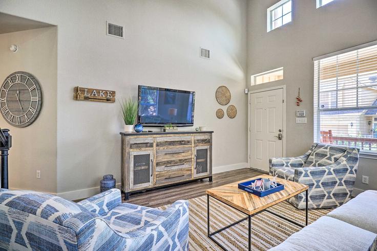 Salle de séjour élégante avec mobilier moderne dans un appartement à Building Santa Ana Cove - evolve - 1383695 à Lago Vista, Lago Vista Salle de séjour élégante avec mobilier moderne dans un appartement à Building Santa Ana Cove - evolve - 1383695 à Lago Vista, Lago Vista