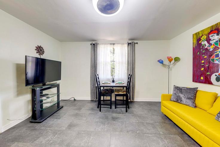 Salle de séjour élégante avec mobilier moderne dans un appartement à Building Northeast 144th Street - evolve - 1307166 à Biscayne Gardens, Biscayne Gardens Salle de séjour élégante avec mobilier moderne dans un appartement à Building Northeast 144th Street - evolve - 1307166 à Biscayne Gardens, Biscayne Gardens