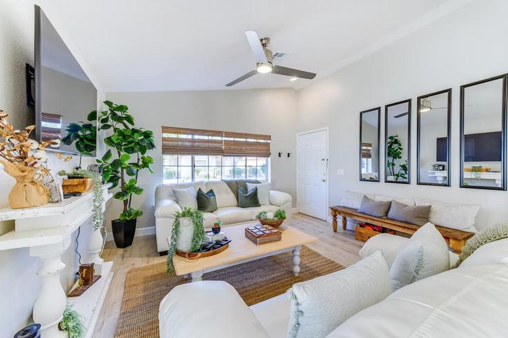 Gilbert, Gilbert에 위치한 Building North Val Vista Drive - evolve - 1386007 유닛의 세련된 인테리어가 돋보이는 거실