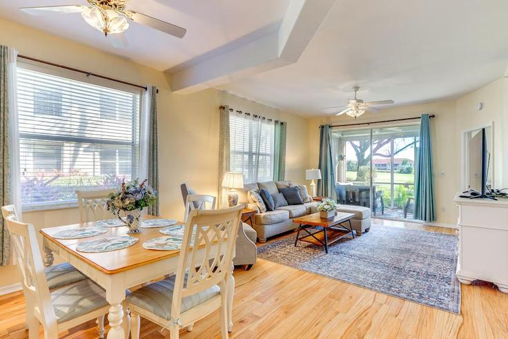 Salle de séjour élégante avec mobilier moderne dans un appartement à Building Sherbrook Place - evolve - 1385803 à Fort Myers, Fort Myers