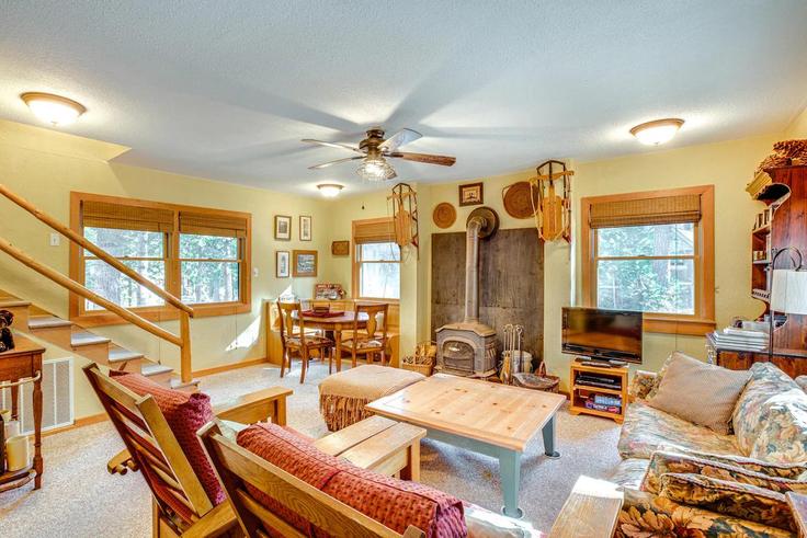 Tahoma, Tahoma에 위치한 Building 7th Avenue - evolve - 1386012 유닛의 세련된 인테리어가 돋보이는 거실 Tahoma, Tahoma에 위치한 Building 7th Avenue - evolve - 1386012 유닛의 세련된 인테리어가 돋보이는 거실