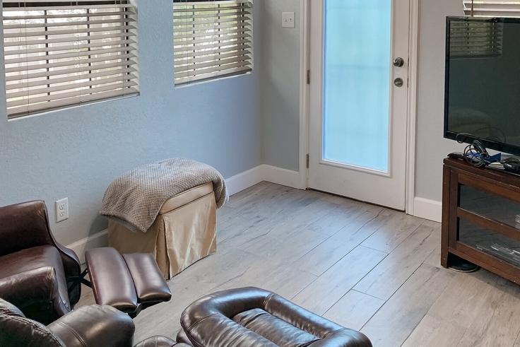 Building North 16th Street - evolve - 1385617 adresindeki bir dairede modern mobilyalarla zarif bir şekilde tasarlanmış oturma odası Waco, Waco