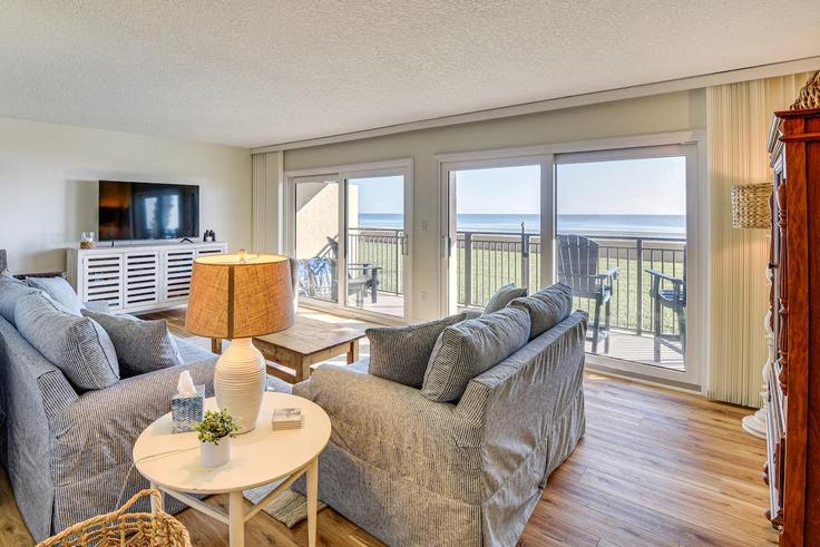 Building South Atlantic Avenue - evolve - 1386244 adresindeki bir dairede modern mobilyalarla zarif bir şekilde tasarlanmış oturma odası Ponce Inlet, Ponce Inlet